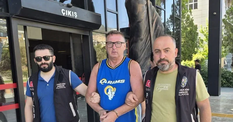 Türkiyə bayrağına tüpürən turist saxlanıldı