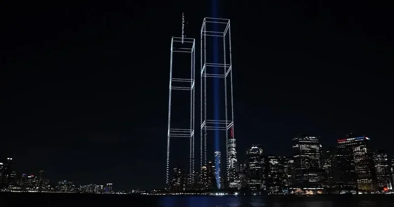 Nyu Yorkda Əkiz Qüllələr 2977 işıq saçan dronla eskizləndirilib