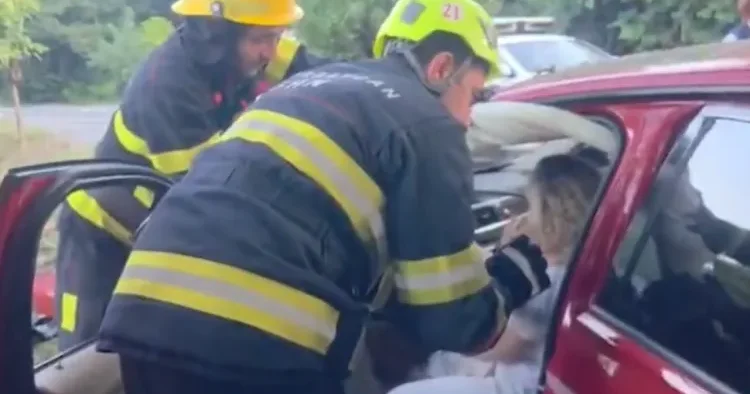 BMW ağaca çırpıldı Qadın sürücü belə çıxarıldı VİDEO