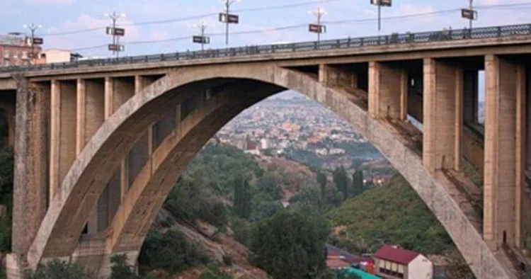 İranlı kişi özünü İrəvandakı Kiyev körpüsündən atıb