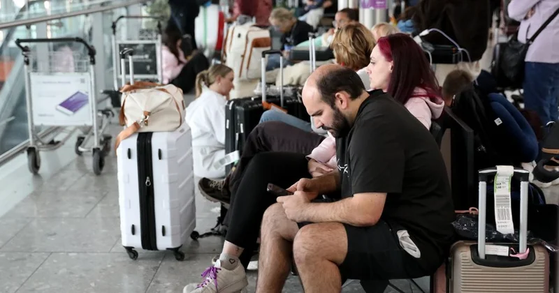 Böyük Britaniyada 2000 dən çox uçuş ləğv edildi