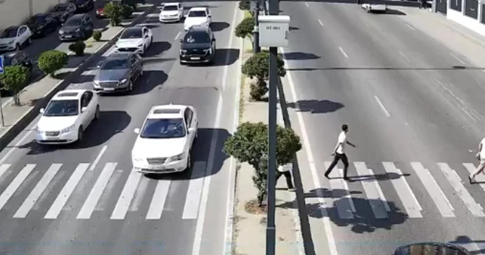 Piyada keçidində qayda pozan sürücü qarşıdakı maşını belə vurdu DİN dən VİDEO