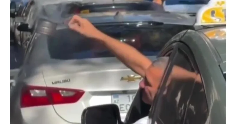 Bakıda tıxacda qalan taksi sürücüsü görün nə etdi (Video)