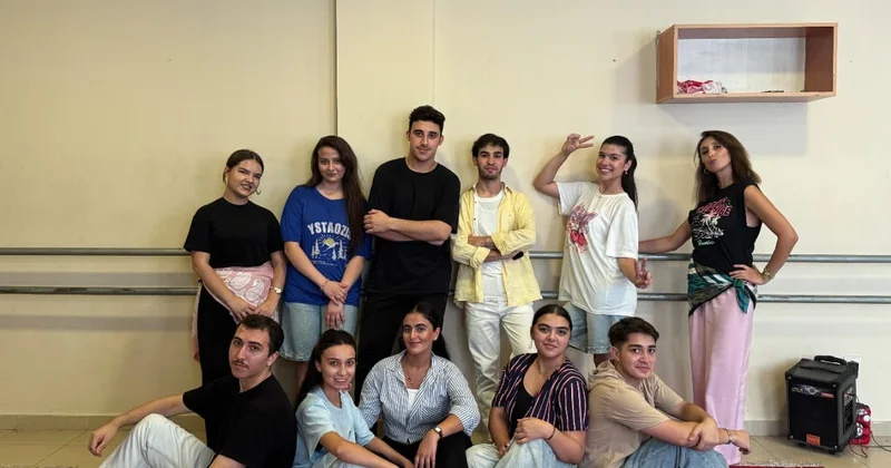 Şəfəq Teatrı yeni mövsümü Milli Musiqi Günündə açacaq FOTO