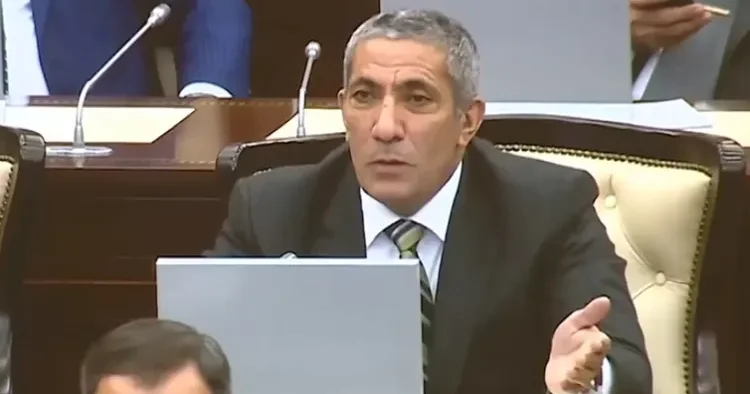 Yazıların bir çoxu Azərbaycan dilində yazılmır Siyavuş Novruzovdan ETİRAZ