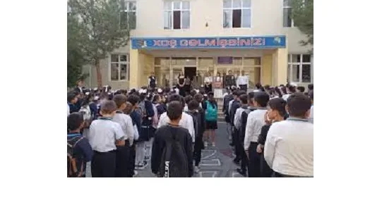 Məktəblərdə səhərlər səsgücləndirici ilə musiqi səsləndirilməsi sakinləri narahat edir AÇIQLAMA