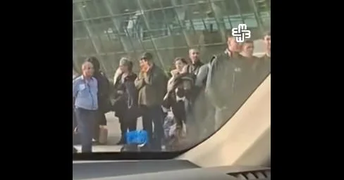 Heydər Əliyev Aeroportunda yeni qayda izdihama səbəb olub İnsanlar taksi tapa bilmir + VİDEO