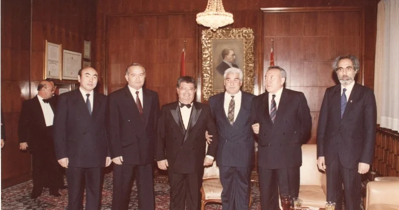 Bir şəklin tarixçəsi: Elçibəy Türk dövlətləri liderlərindən niyə aralı DAYANIB...