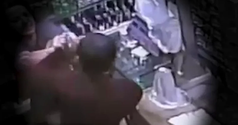 Bakıda qadın satıcı marketə girən oğru ilə əlbəyaxa oldu Video