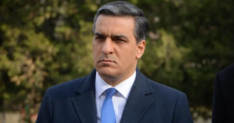 Ermənistanda kürsü davası QIZIŞIR