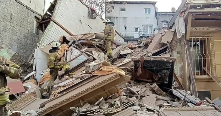 Bina çökdü, yalnız tualetdə olan qadın öldü
