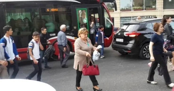 Avtobus 40 dəqiqədən bir gəlir Sərnişinlərin canı boğazına yığılıb