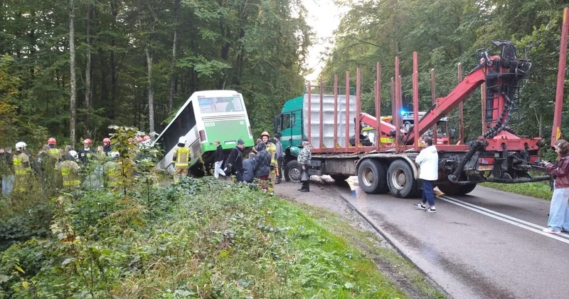 Polşada məktəb avtobusu yük maşını ilə toqquşub: Yaralananlar var