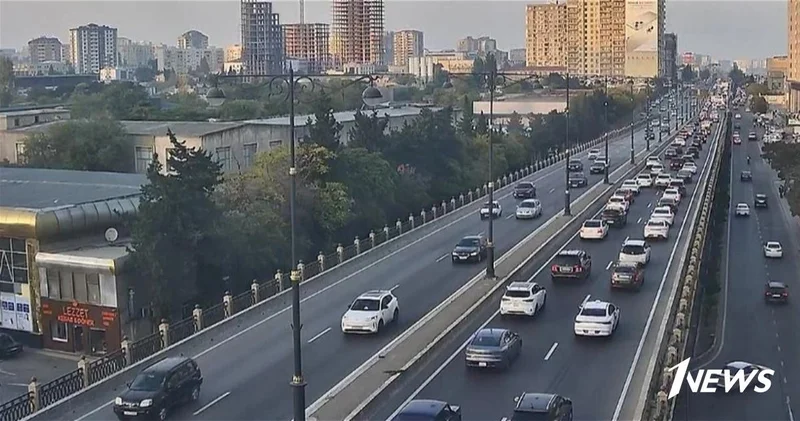 В Баку на 12 улицах и проспектах наблюдаются пробки