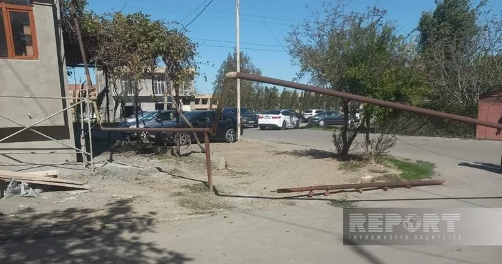 Сильный ветер обрушился на Гянджу повалены деревья, поврежден газопровод