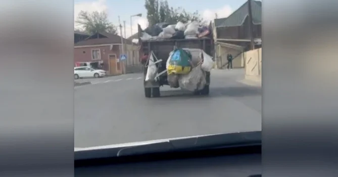 Biləcəridə yolu zibilliyə zibilliyə gedən zibil maşını
