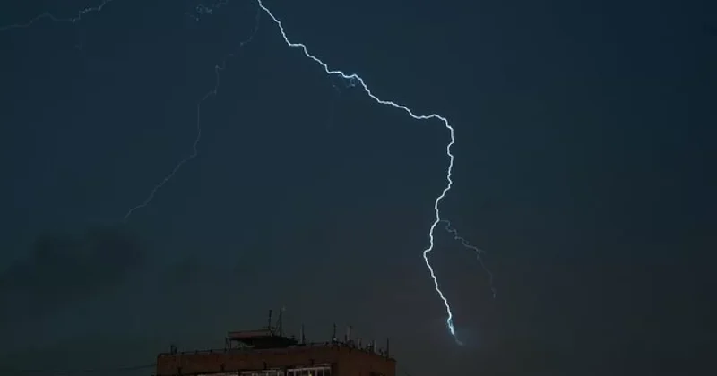 Мощная молния напугала жителей российского города