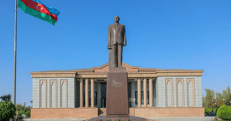 Naxçıvanda Ümummilli Lider Heydər Əliyevin abidəsi ziyarət edilib