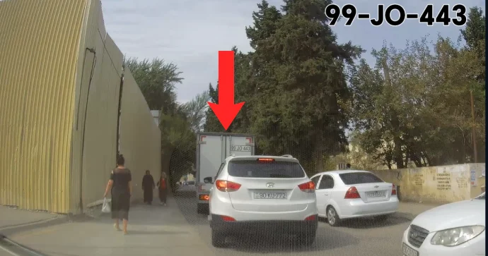 Yük maşınını ikinci cərgədə saxlayan sürücü yolu kəsdi VİDEO