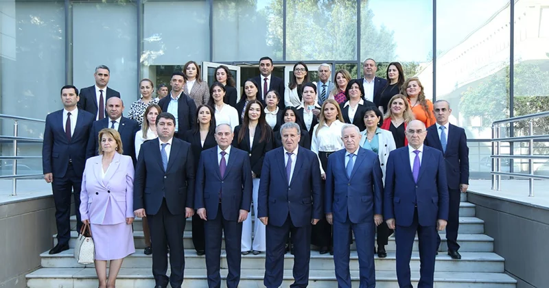 AMEA əməkdaşlarına YAP ın üzvlük vəsiqələri verildi FOTOLAR