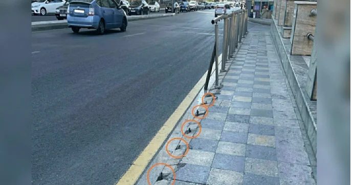Nərimanovda yolun qırağında məhəccərlər qırılıb; qurumlardan REAKSİYA YOXDUR FOTO