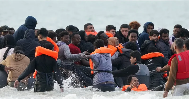 Britaniya daha 19 miqrantı Fransaya deportasiya edib