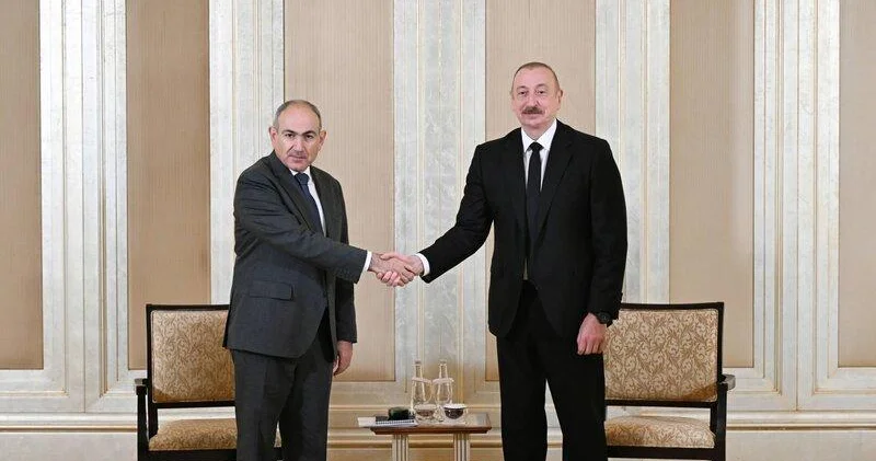 İlham Əliyev və Nikol Paşinyan münasibətlərin inkişafını müzakirə etdi