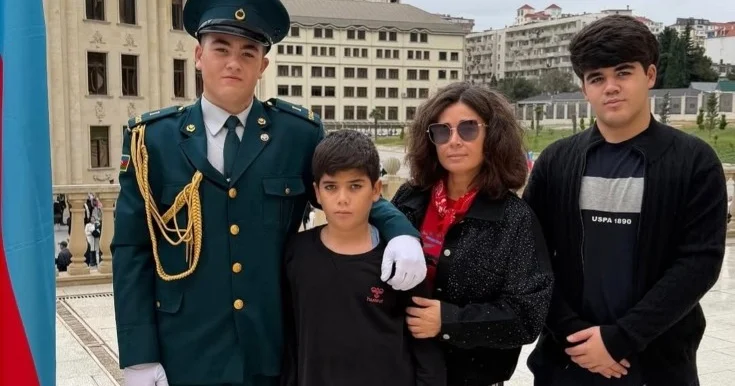 Elnarə Xəlilova oğulları ilə Foto
