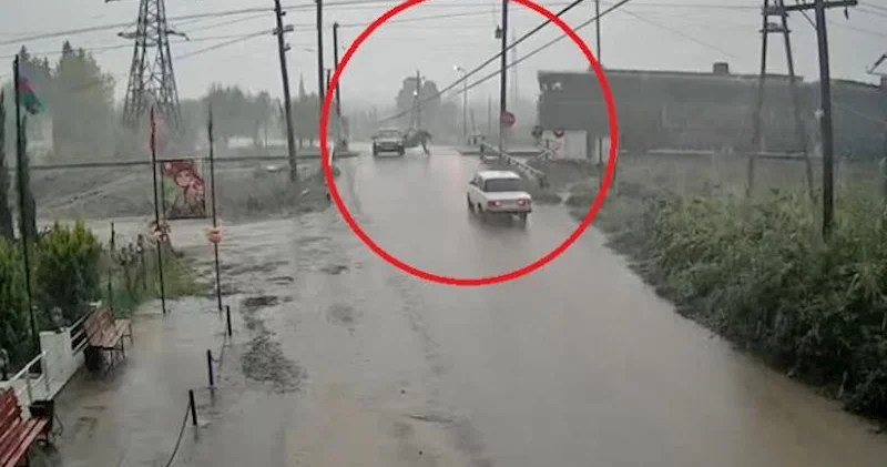 Salyanda Mercedes lə qatar toqquşub Video