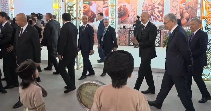 Prezidentə “Sizi çox istəyirəm” deyən uşaq görün hansı məşhurun oğludur FOTOLAR