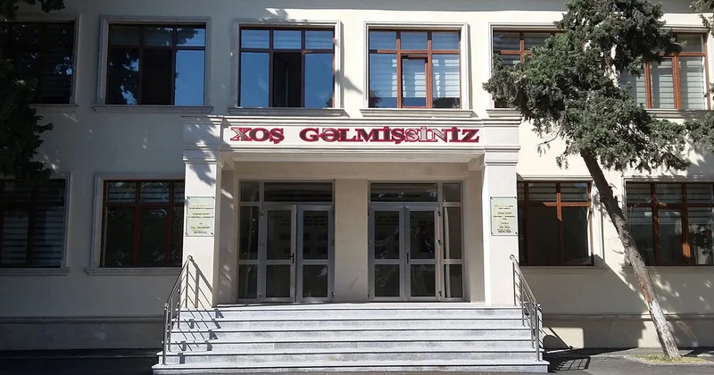 “1150 yerlik məktəbdə 3 mindən çox şagird oxuyur”