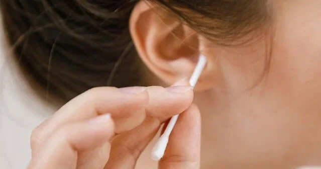 Qulaqları qulaq çubuqları ilə təmizləmək təhlükəlidir Mütəxəssislərdən xəbərdarlıq