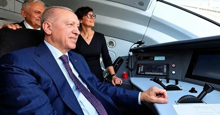 Ərdoğan qatarı özü idarə etdi Video