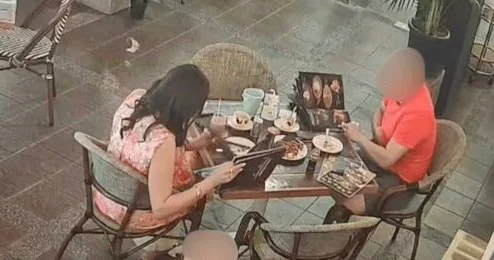 Kafedə hesabı ödəməmək üçün sinəsindən tük qoparıb atdı