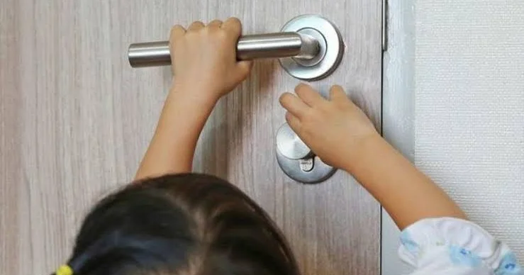 Bakıda bağlı qapı arxasında qalan uşaqlar xilas edildi