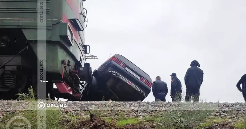 В Сальяне авто столкнулось с поездом ВИДЕО