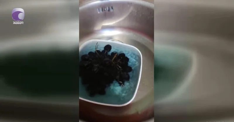 Evinə aldığı üzümün rəngi çıxdı (Video)