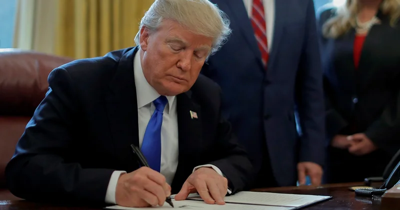 Tramp seçkiyə müdaxilədə ittiham olunan siyasətçiləri əfv etdi