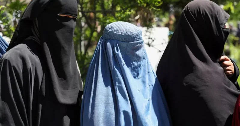 Паранджа как пропуск: в афганской провинции ввели новые запреты для женщин