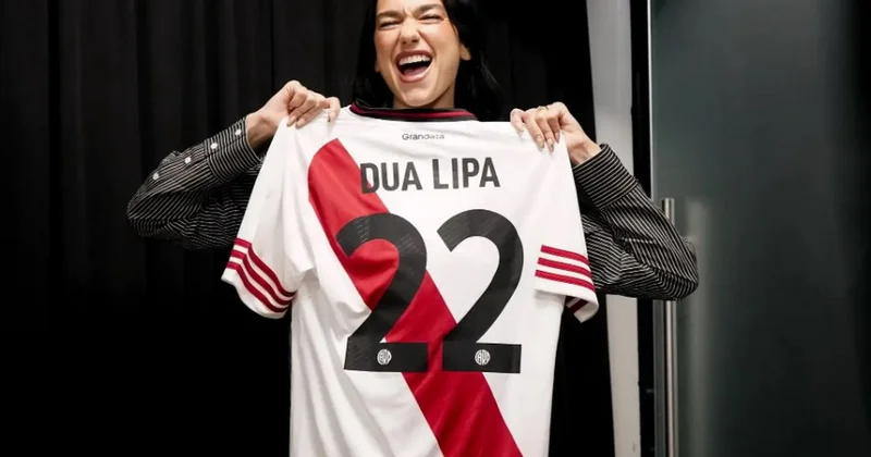 Dua Lipa ona hədiyyə olunan formanı geyinməyə cəsarət etməyib FOTO