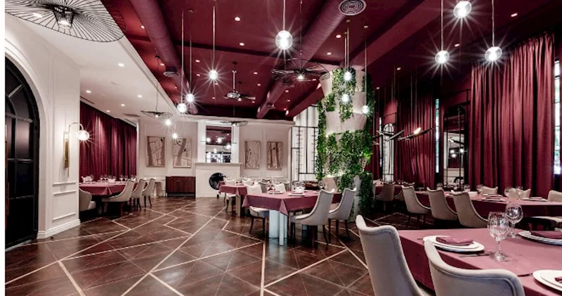 Bakıda gənc qız restoranda müştərini soydu