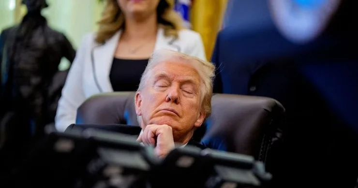 Tramp Ağ Evdə rəsmi tədbir zamanı yuxuya getdi... FOTO