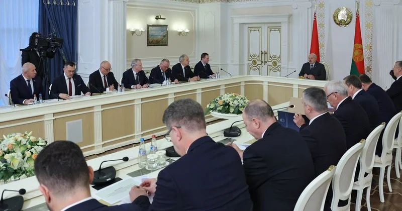 Лукашенко призвал чиновников пользоваться городскими телефонами