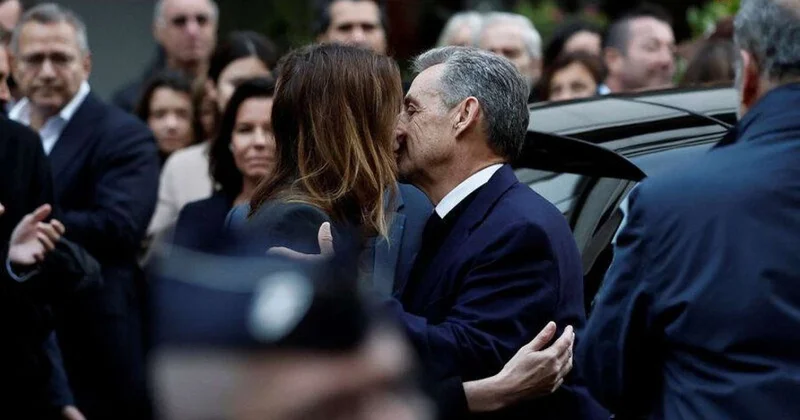 Həbsdən buraxılan Sarkozi evində belə qarşılandı