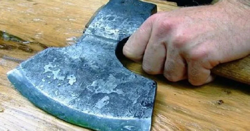 Paytaxtda kişi arvadını baltalayıb öldürdü