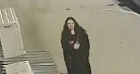 Krasnodarda bir qadın Rusiya bayraqlarını cırıb zibil qutusuna atıb