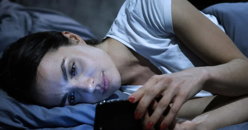 Gecə saatlarla telefona baxanlara pis xəbər