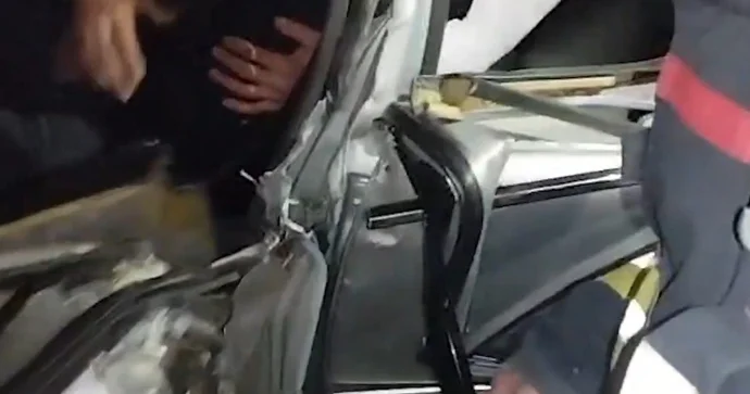 Şəkidə qəza Sürücü maşında sıxılı vəziyyətdə qaldı VİDEO YENİLƏNİB