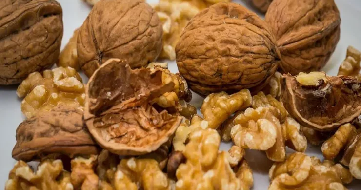 Qoz qabıqlarını atmayın: evdə çox işinizə yarayacaq