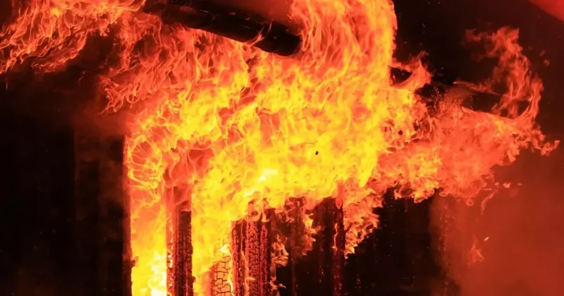 Şəkidə yaşayış evi yandı